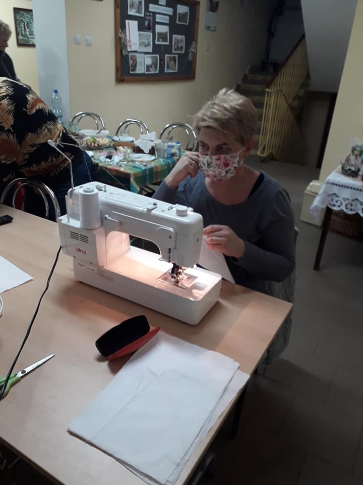 KGW Dzierzbia szyje maseczki dla potrzeujących (3).jpg