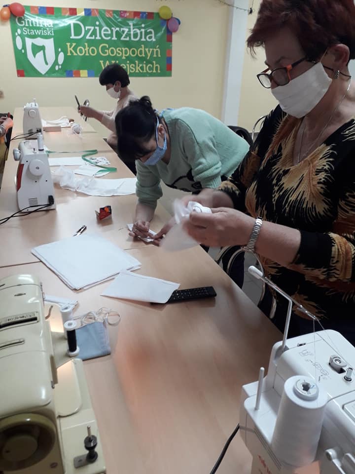KGW Dzierzbia szyje maseczki dla potrzeujących (4).jpg