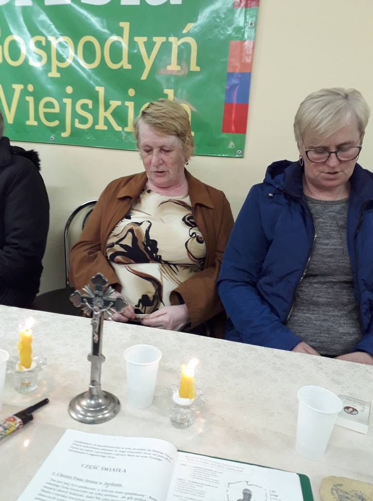 Koło nasze jak do tańca tak i do różańca. Spełniamy październikowy obowiązek (2).jpg