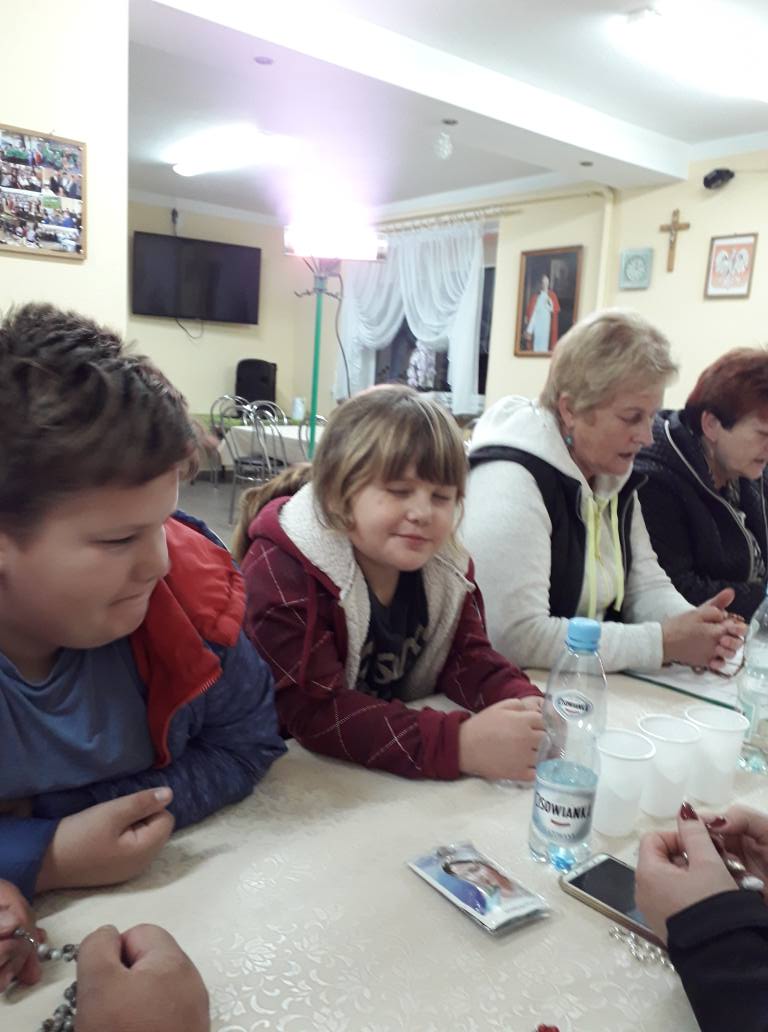 Koło nasze jak do tańca tak i do różańca. Spełniamy październikowy obowiązek (3).jpg