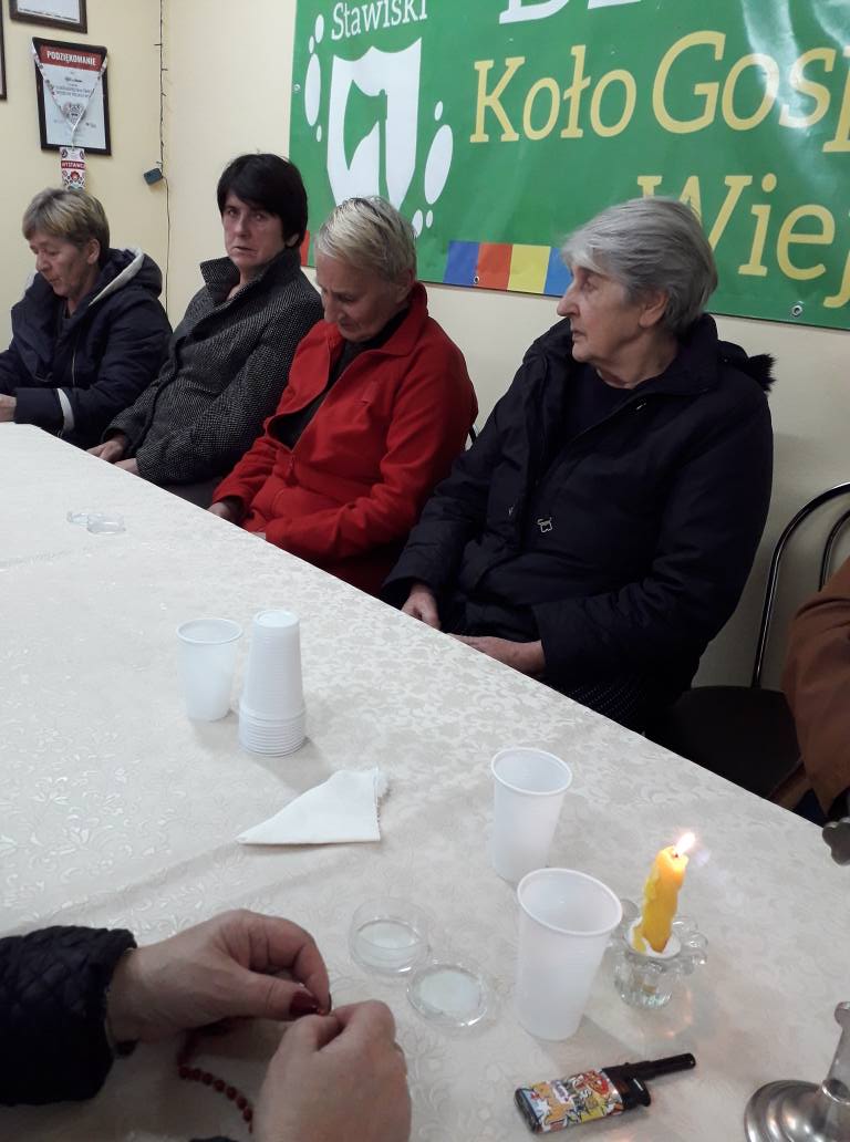 Koło nasze jak do tańca tak i do różańca. Spełniamy październikowy obowiązek (6).jpg